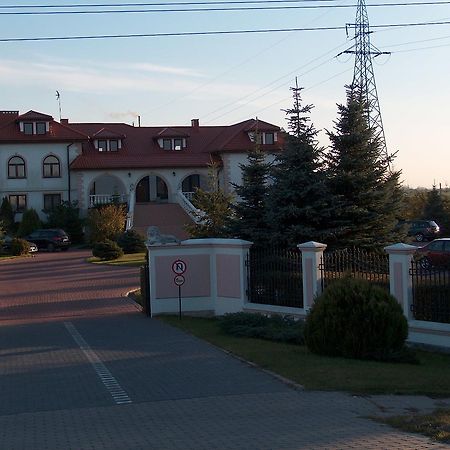 Pod Lwami Hotel Błonie Екстериор снимка
