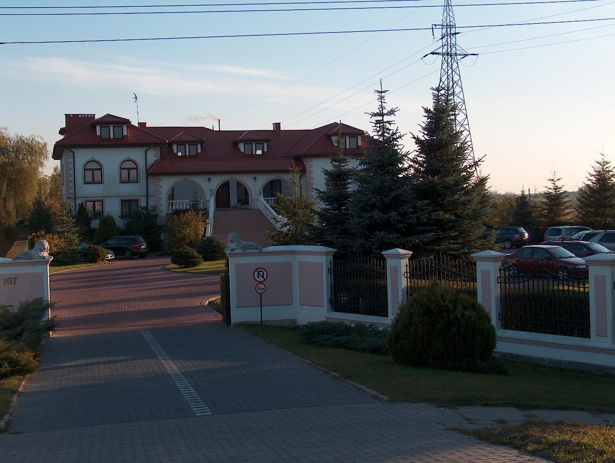 Pod Lwami Hotel Błonie Екстериор снимка
