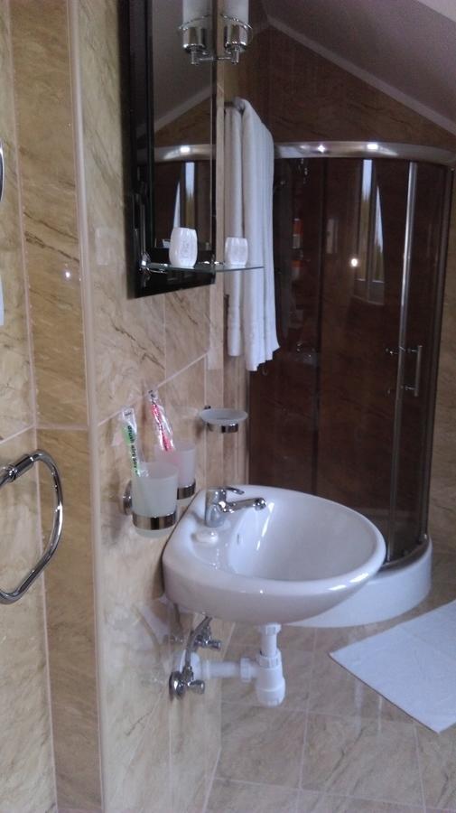 Pod Lwami Hotel Błonie Екстериор снимка