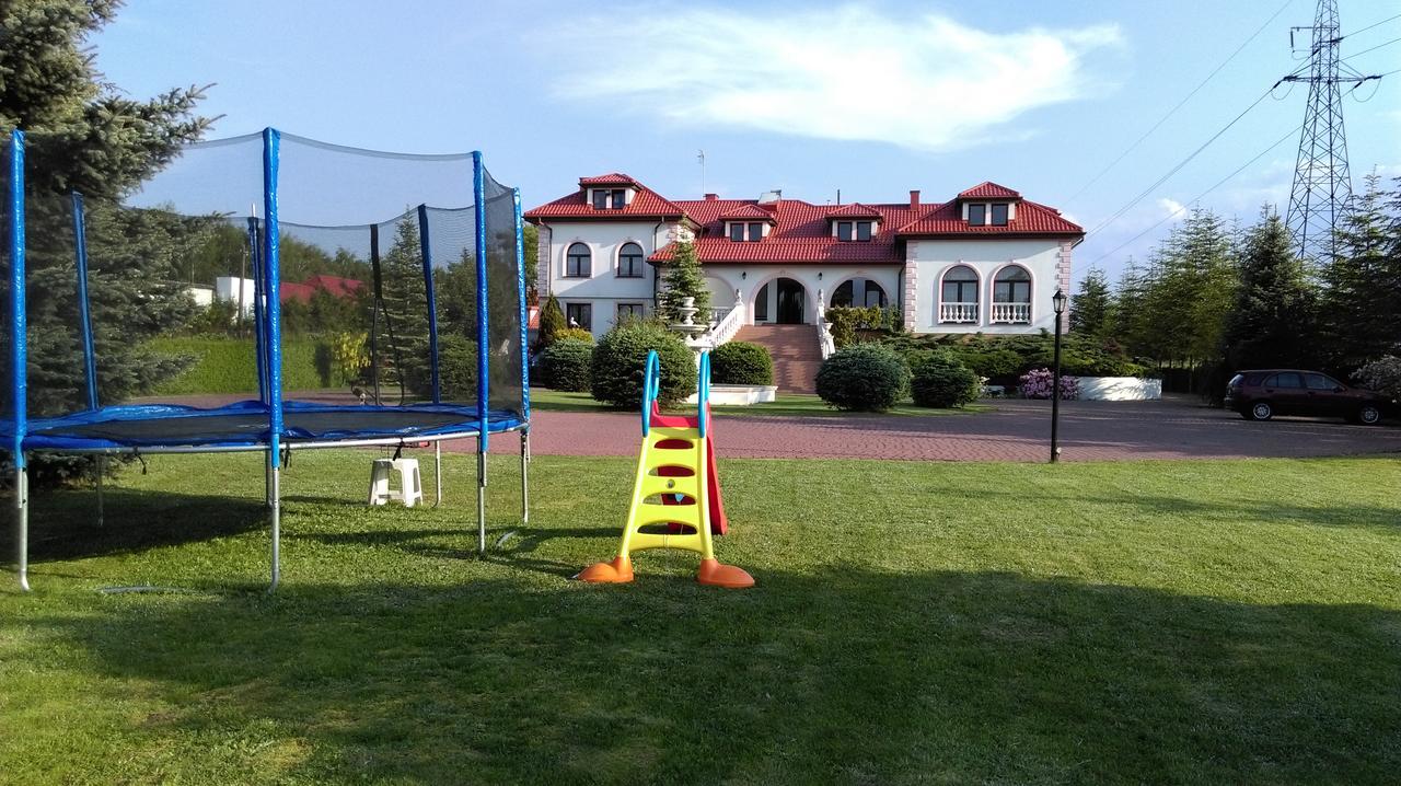 Pod Lwami Hotel Błonie Екстериор снимка