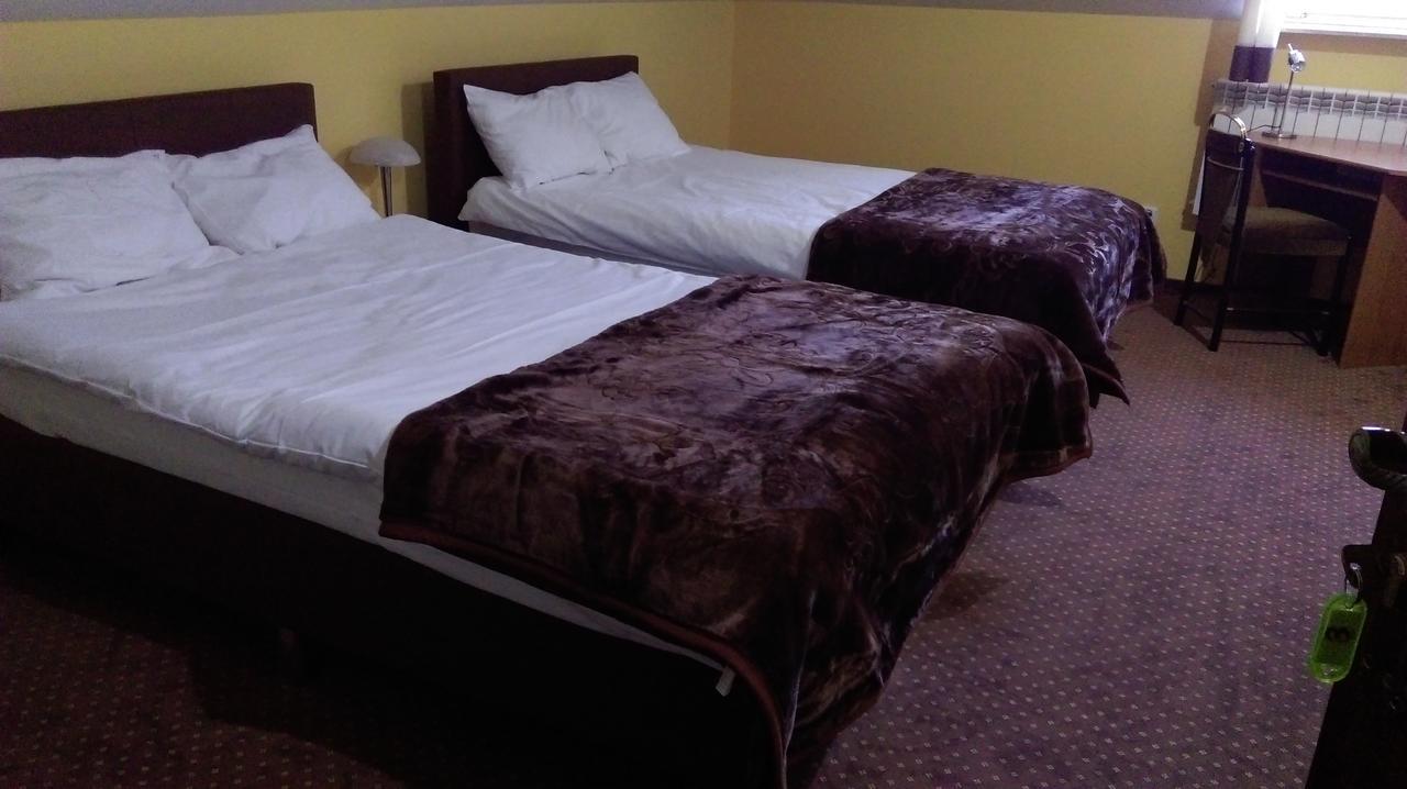 Pod Lwami Hotel Błonie Екстериор снимка